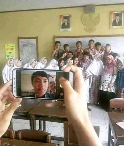 Jobriik's tweet photo. Mereka bergaya..
Aku bercanda..

Ketika semesta mengajak tuk bercanda
Seharusnya kita duduk dan menikmatinya

*Ojo lali ☕🚬 #cukk
Fto colongan https://t.co/kx1ORsShoa