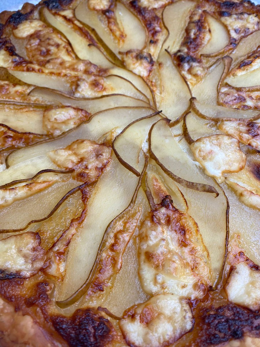 MTarradellas's tweet image. Pasta de full, melmelada de pera casolana, pera i formatge d'ovella curat recomanació de #calformatger ... i coca llesta per l'hora de dinar! #cocadeperaiformatge #pera #melmeladadepera #formatgedovella #pastadefull #pear #puffpastry