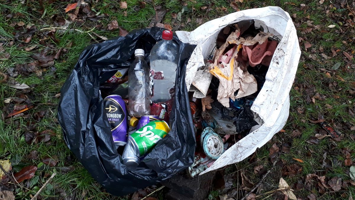 VerValleySoc's tweet photo. Our volunteers brought a little Christmas cheer to the fledgling #RiverVer in Redbourn this morning. Bottles and cans removed and recycled. Pushchairs and plastic collected. We love our #chalkstream. https://t.co/H3UHq98WlD