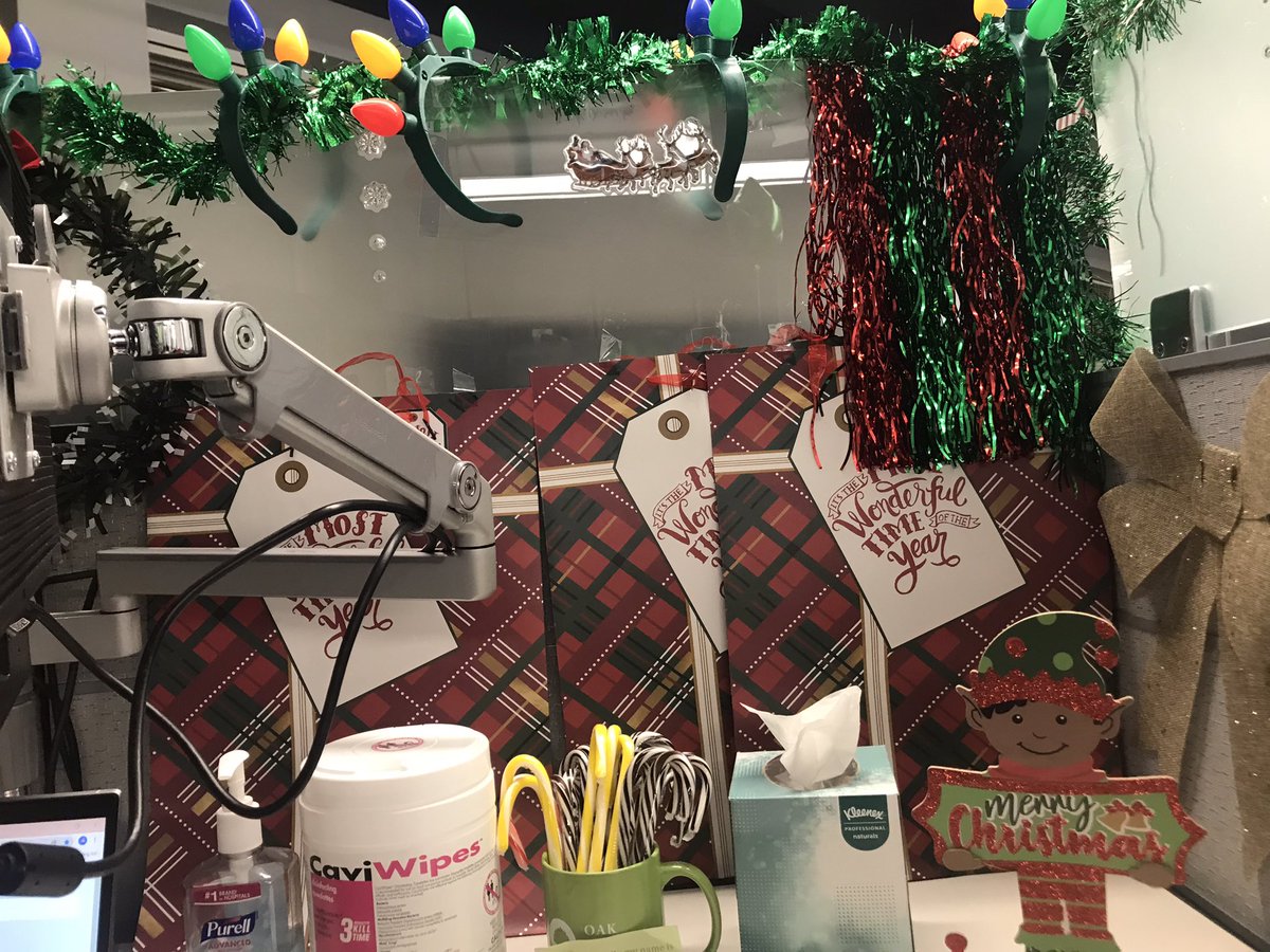 Jamilah2B's tweet photo. Christmas Desk Contestant 🎄🎅🏾 https://t.co/tYfg9imT1v
