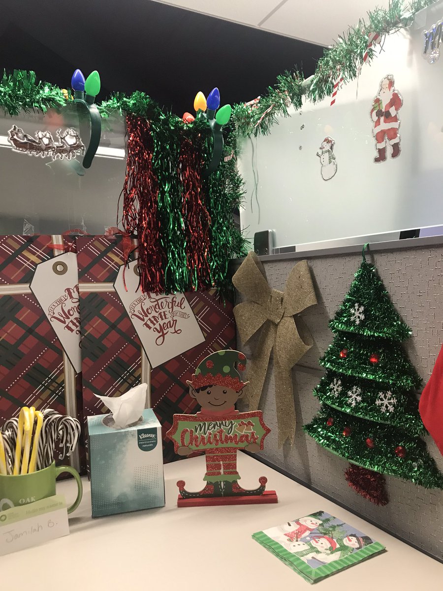 Jamilah2B's tweet photo. Christmas Desk Contestant 🎄🎅🏾 https://t.co/tYfg9imT1v