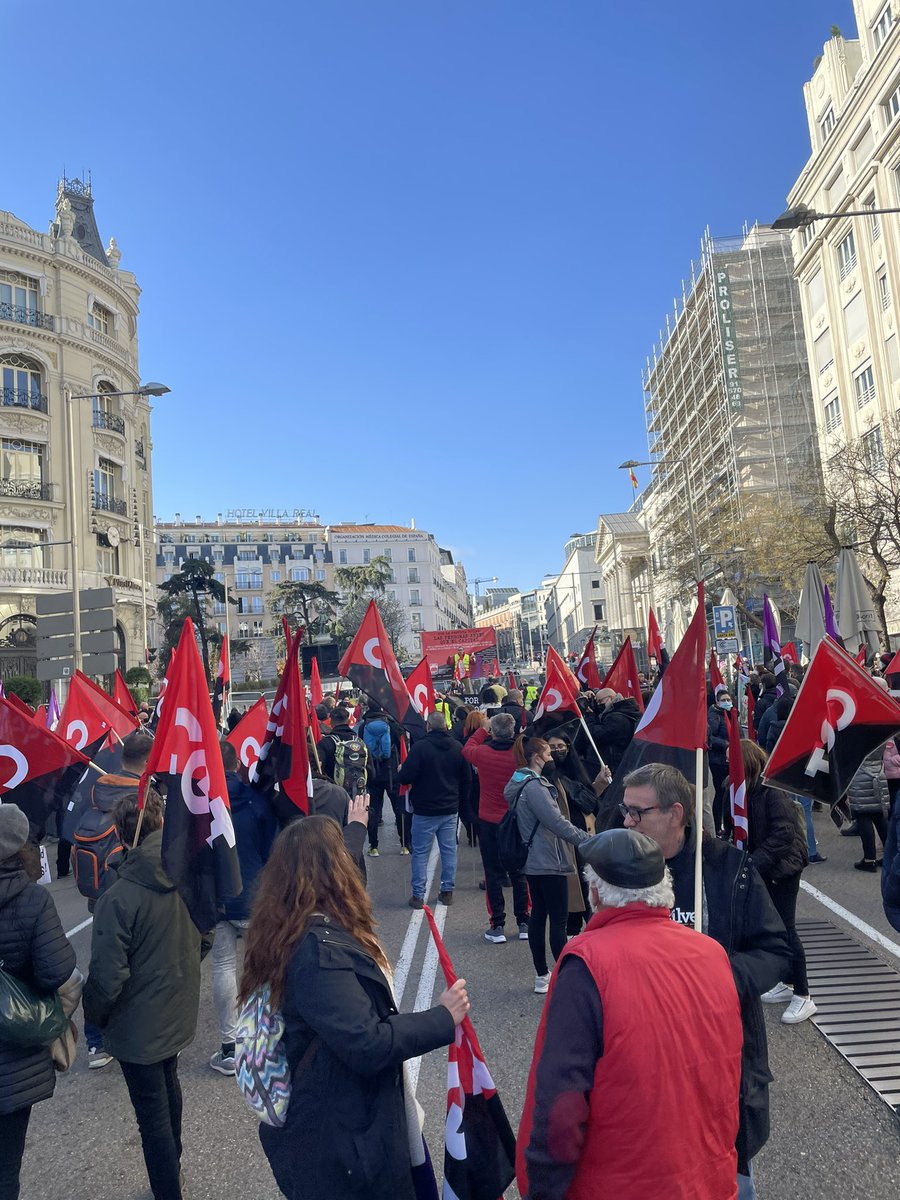 La @cgt siempre en las calles defendiendo la #justiciasocial. Las #personas siempre antes que el #capital
Gobierne quien gobierne los derechos de defienden. #18D #DerogaciónReformasLaborales #LeyMordaza