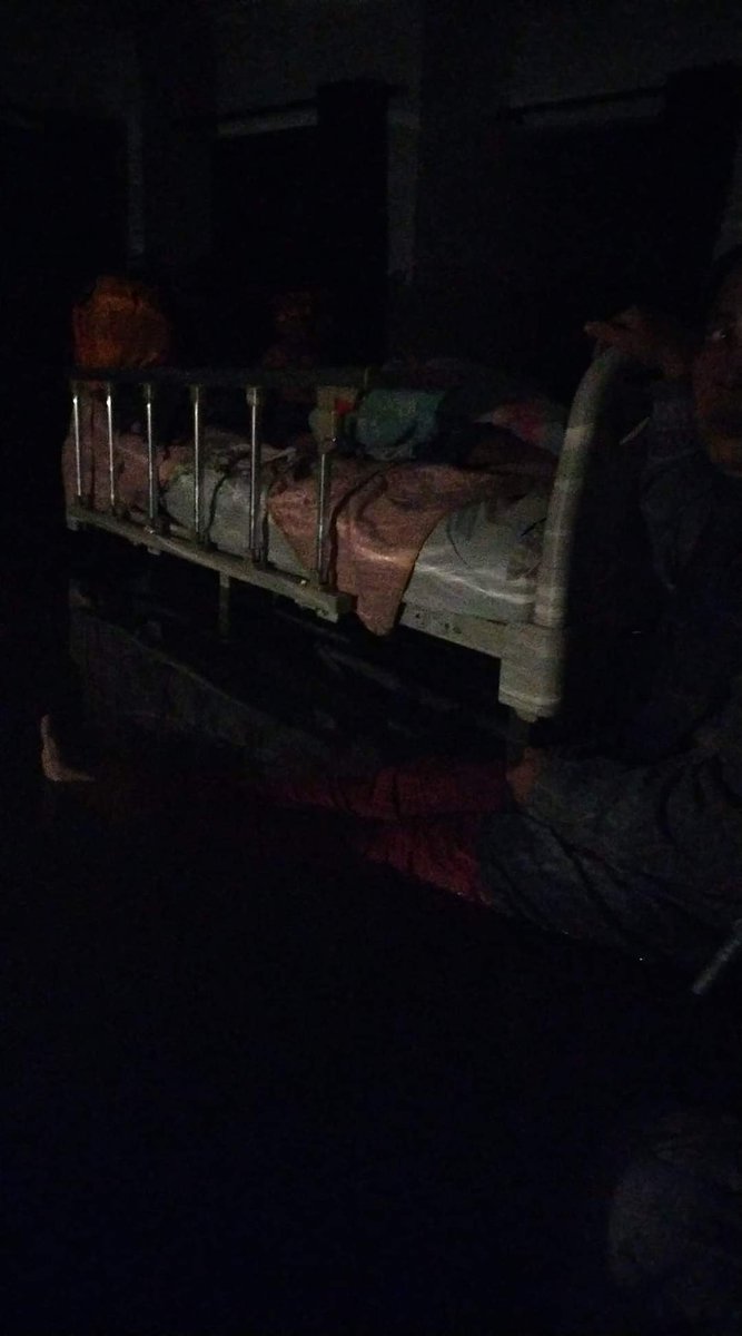 neyrashazeyra's tweet photo. Ghisau aku tunggu update akak ni dengan ayah nya yg stroke atas katil. Mereka masih tunggu bantuan ya Allah. Baru 15min lepas dia update tengah bergelap. Ayahnya atas katil lagi. Tolong la please. Tolong la. https://t.co/ciH4lBc9V7
