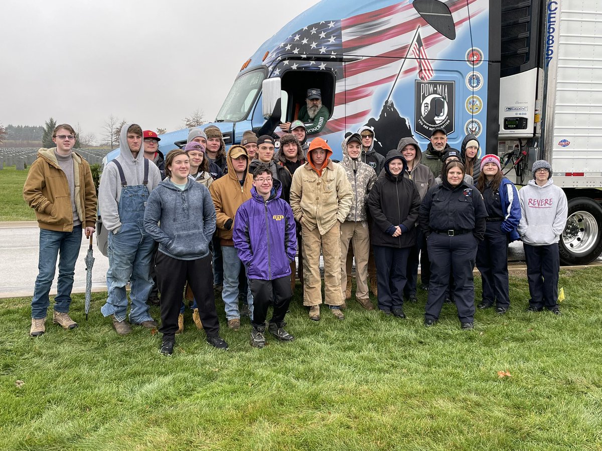 APHayesCVCC's tweet photo. Great crew from @CVCCWorks to lay wreaths ❤️ https://t.co/JueiHHcllO