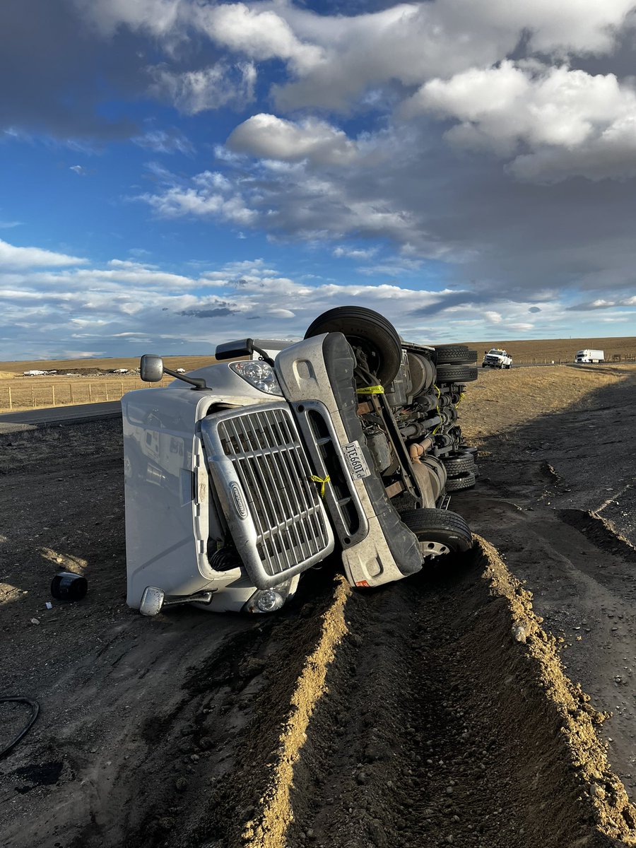 Sunnie2x's tweet photo. As a 23 year old driver I do not want the dangers of my job to be overlooked this happened to me less than a month ago i walked away unharmed and no others were involved it breaks my heart seeing another young driver have his life taken away in a different way for an accident https://t.co/xEXvusSsb7