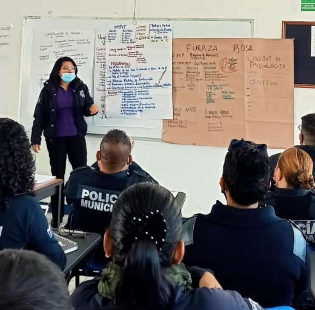 PoliciadeCancun's tweet photo. #GEAVI Participamos👮🏻☝ en el taller para la implementación de unidades de policías especializadas en género, para continuar brindando una atención profesional y eficiente a la ciudadanía.
#serviryproteger https://t.co/bOhOQVfhY5