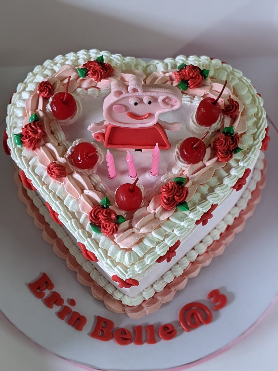 eriyakiii's tweet photo. it didnt come out exactly the same as the pic i sent them but it absolutely exceeded my expectations omigosh ive been gushing all day 😩💯💕 #makeorbake #vintagecake https://t.co/UVphEdmDGM