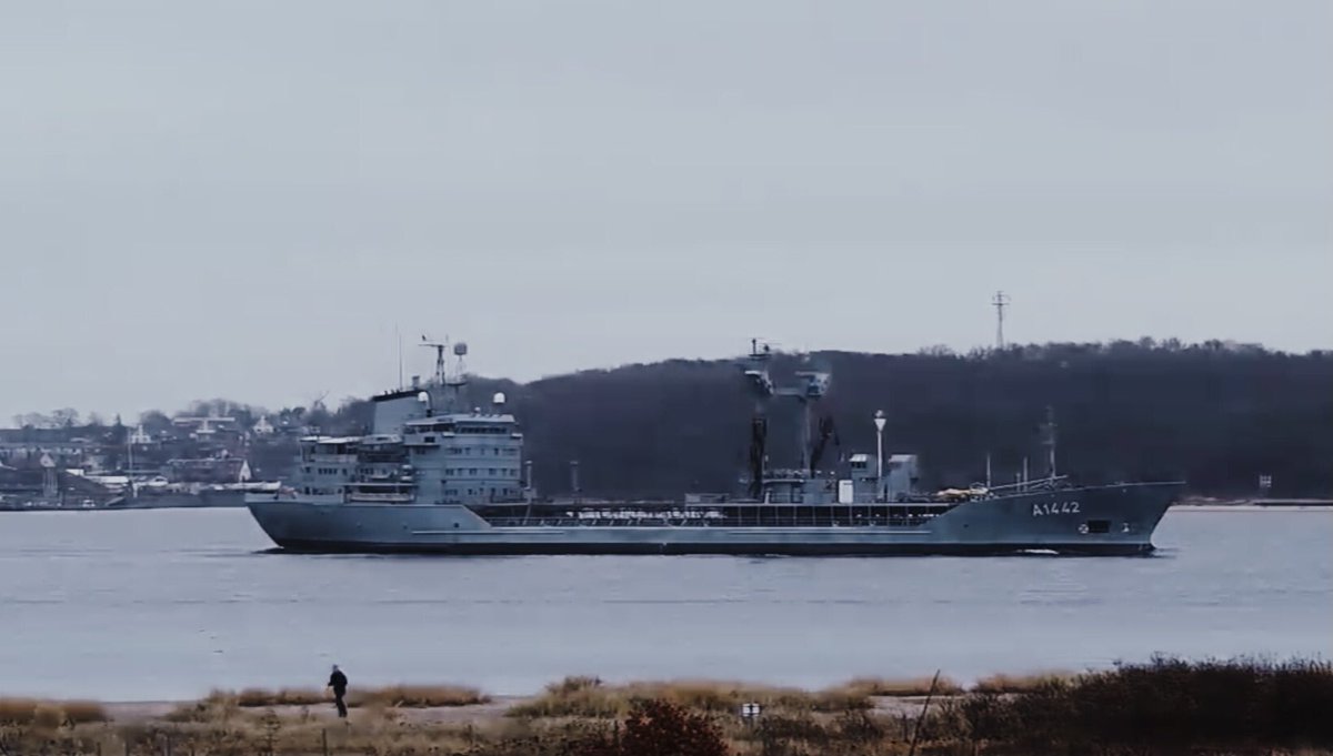 WarshipCam's tweet photo. German Navy Rhon-class replenishment oiler FGS Spessart (A1442) coming into Kiel, Germany - December 18, 2021 #fgsspessart #a1442 https://t.co/HDPRI92oCw