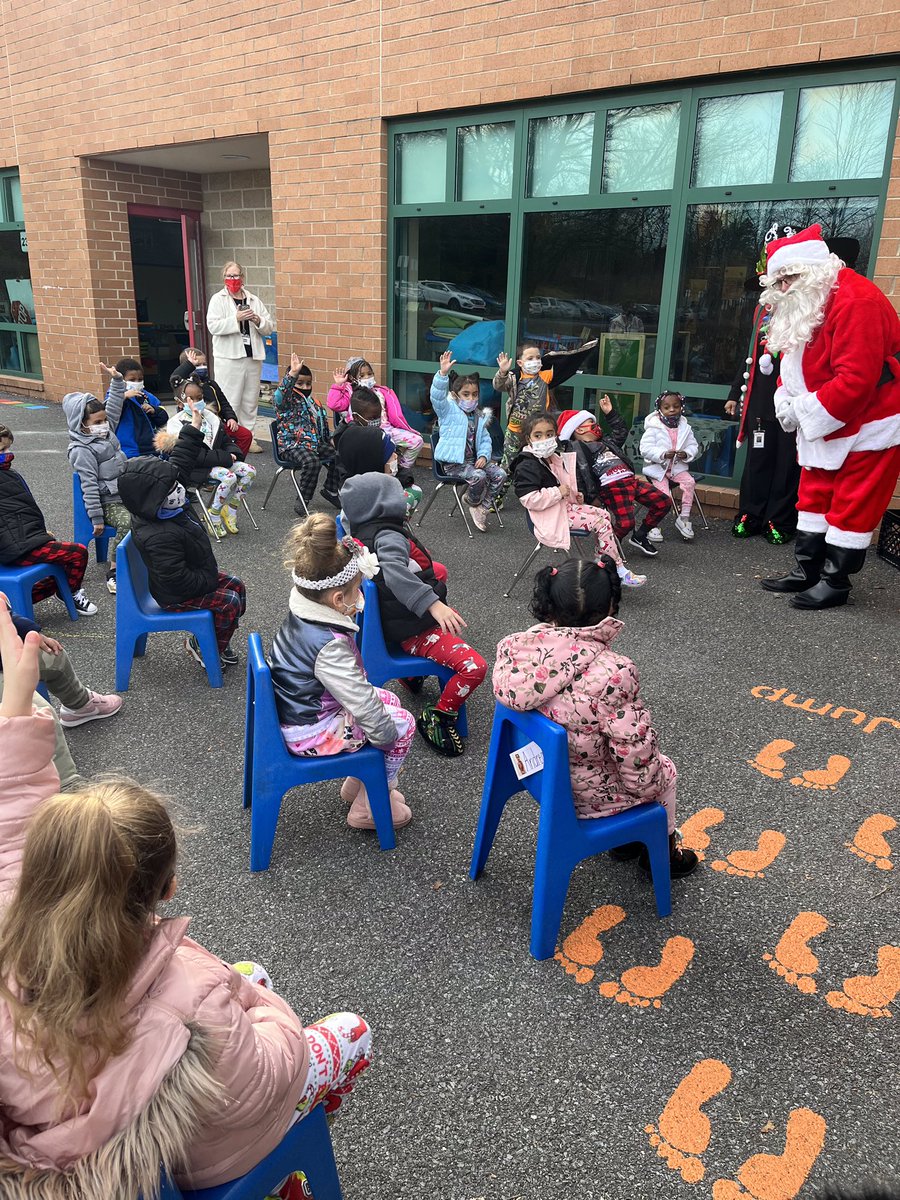 🎅🏼 Thank you to the magical <a href="/DoneganBASD/">Donegan Elementary</a> and <a href="/MarvineBASD/">Marvine Elem. BASD</a> pre-K students for their joyous welcome for Santa and his lead elf. <a href="/BASDEarlyLearn/">BASD Child Care</a> #Believe <a href="/BethlehemAreaSD/">BASD</a>