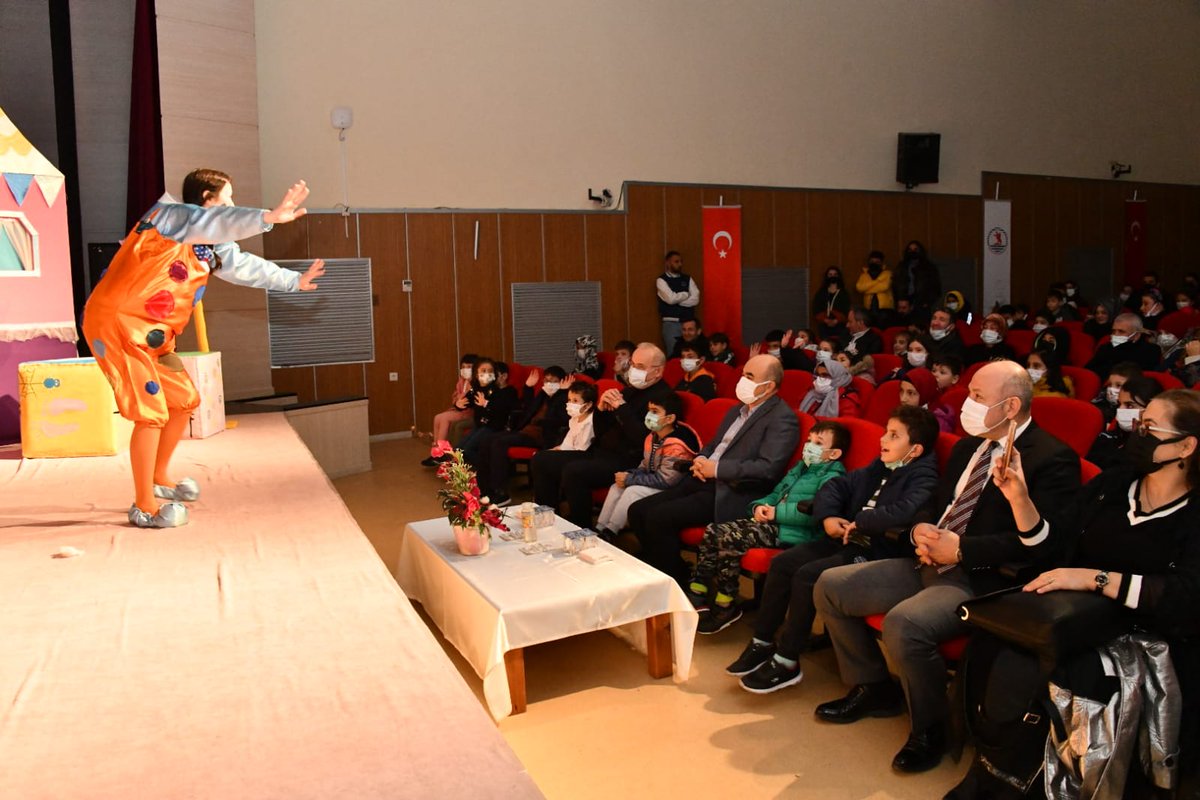 Valimiz Sayın Doç. Dr. <a href="/zulkifdagli/">Doç. Dr. Zülkif Dağlı</a>, OMÜ Rektörü <a href="/profdryavuzunal/">Prof. Dr. Yavuz Ünal</a> ve Aile ve Sosyal Hizmetler İl Müdürü Tekin Balcı, OMÜ Tiyatro Topluluğu tarafından sahnelenen Şatoda Sihirli Macera isimli çocuk tiyatrosunu, Aile ve Sosyal Hizmetler İl Müdürlüğümüze bağlı kuruluşlarda kalan