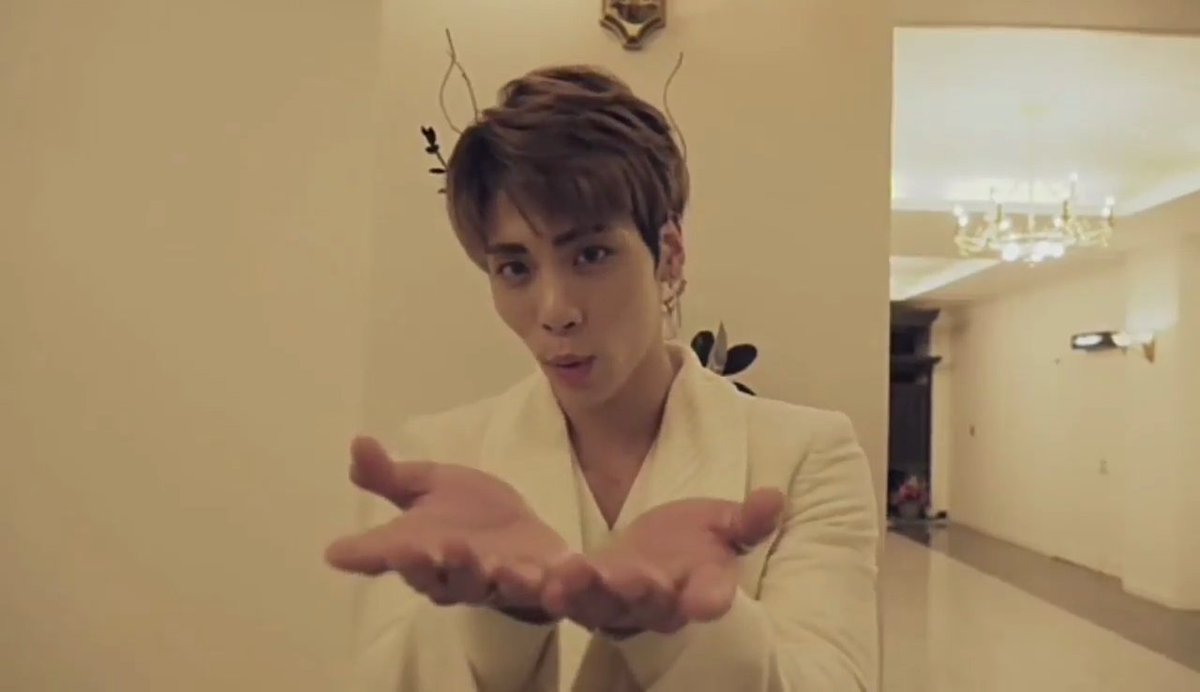 ~You're My Moon~
                   ~You're My Pride~
#Jonghyun 
#AlwaysBeWithYou