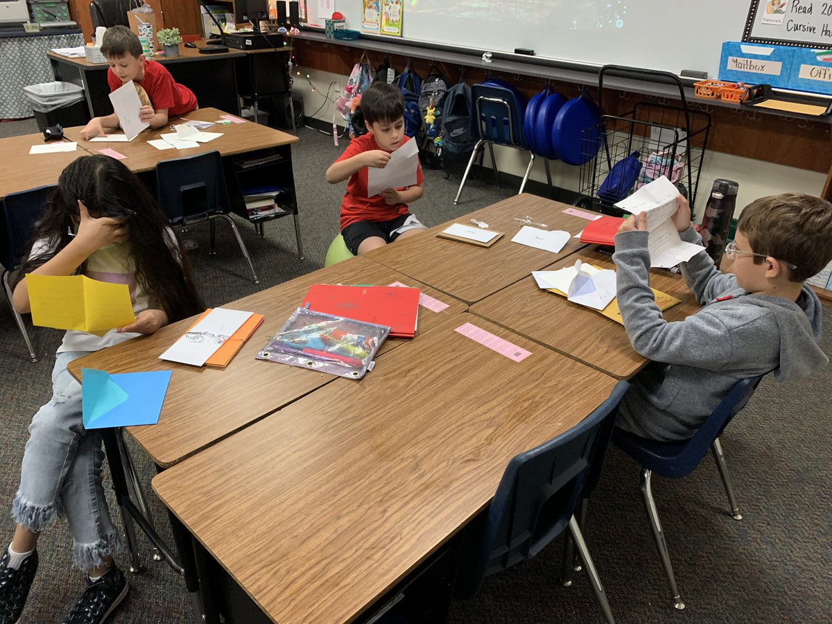 robynwhite09's tweet photo. Reading their surprise letters from their family members 🎁 The gift of writing ✏️ @DeretchinCISD https://t.co/Ej4IUq1AVF