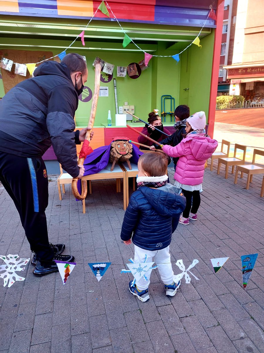 clubsanfeliu_si's tweet photo. El Tió del #BarriSantIldefons ja ha estat cagat aquest matí a la festa d'Hivern del #barri❄️!!!
#FemBarri #Construim #Comunitat #Tradicions #Infancia https://t.co/QyVZJWEBiq