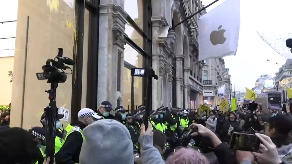 Antivaxxers now attacking the Apple store as they think it’s owned by Bill Gates. 

 #londonprotest