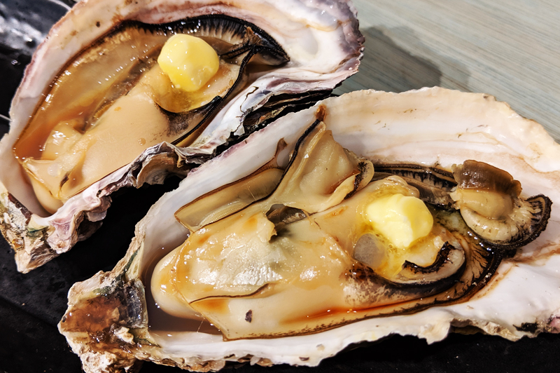 jimocoro's tweet photo. 冬の味覚といえば牡蠣！『オイスターシスターズ』の生牡蠣は、注文を受けてから新鮮な牡蠣を発送するため、めちゃくちゃおいしい。

極上の牡蠣をネットで売る美人姉妹、なぜリピート率90%以上になった？ - イーアイデムの地元メディア「ジモコロ」 https://t.co/Uhw1lXo5qI https://t.co/OKo3qFM1f3