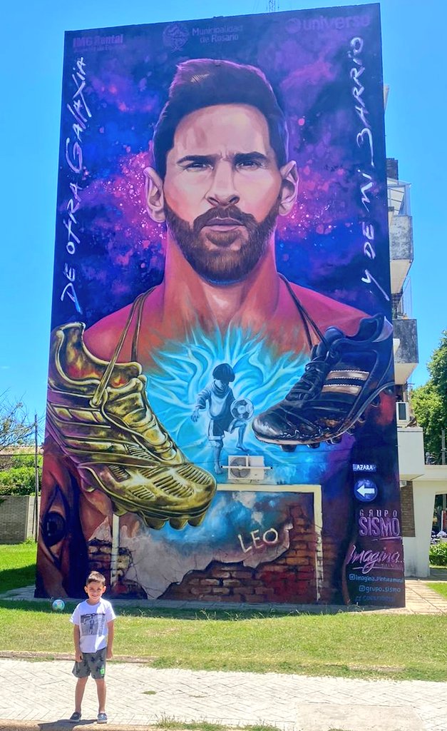 Con Juani admirando el mural de @Ieomessiok  #Rosario
