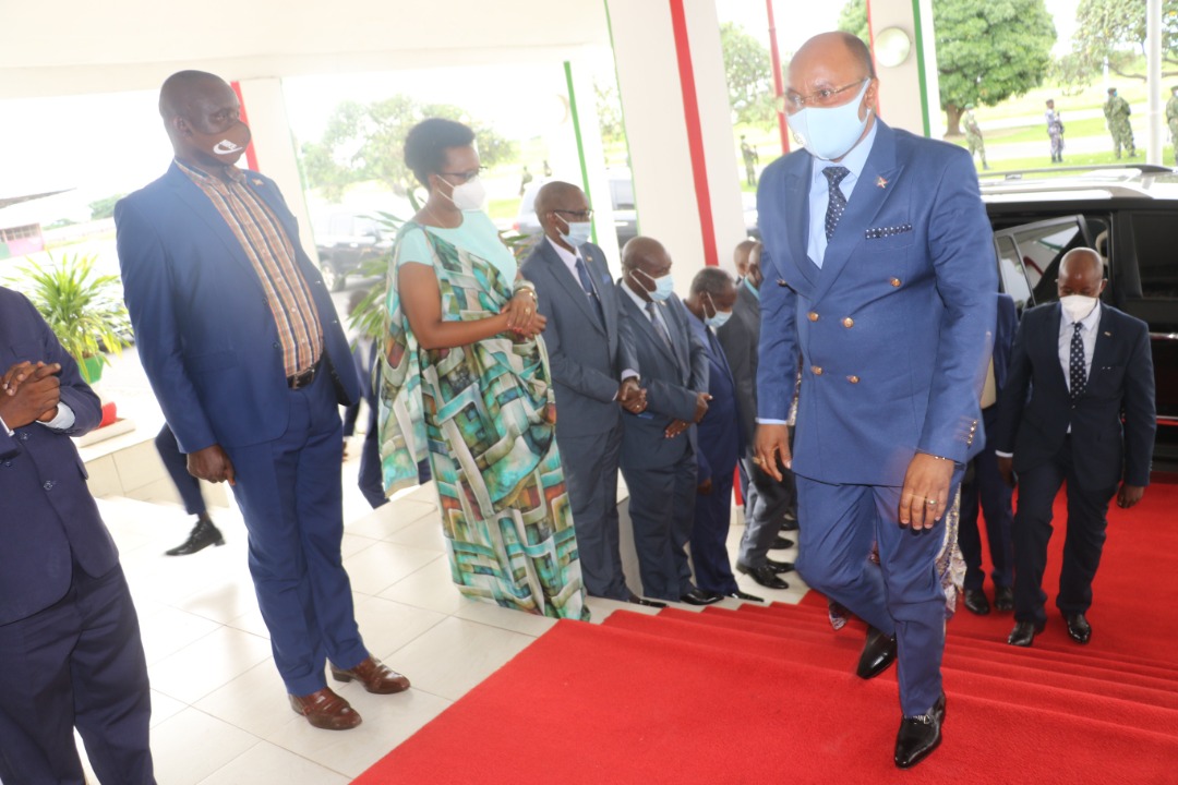BurundiGov's tweet photo. #Burundi,  dans l'après midi de  ce samedi 18/12/2021, à l'Aéroport International Melchior Ndadaye, le Premier Ministre de la République du Burundi Son Excellence CPG Alain Guillaume BUNYONI  a pris l'avion à destination de Nairobi au Kenya, pour une mission de travail. https://t.co/yPLGm7qsi4