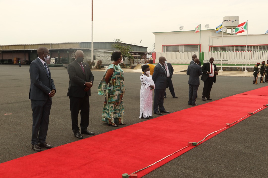 BurundiGov's tweet photo. #Burundi,  dans l'après midi de  ce samedi 18/12/2021, à l'Aéroport International Melchior Ndadaye, le Premier Ministre de la République du Burundi Son Excellence CPG Alain Guillaume BUNYONI  a pris l'avion à destination de Nairobi au Kenya, pour une mission de travail. https://t.co/yPLGm7qsi4