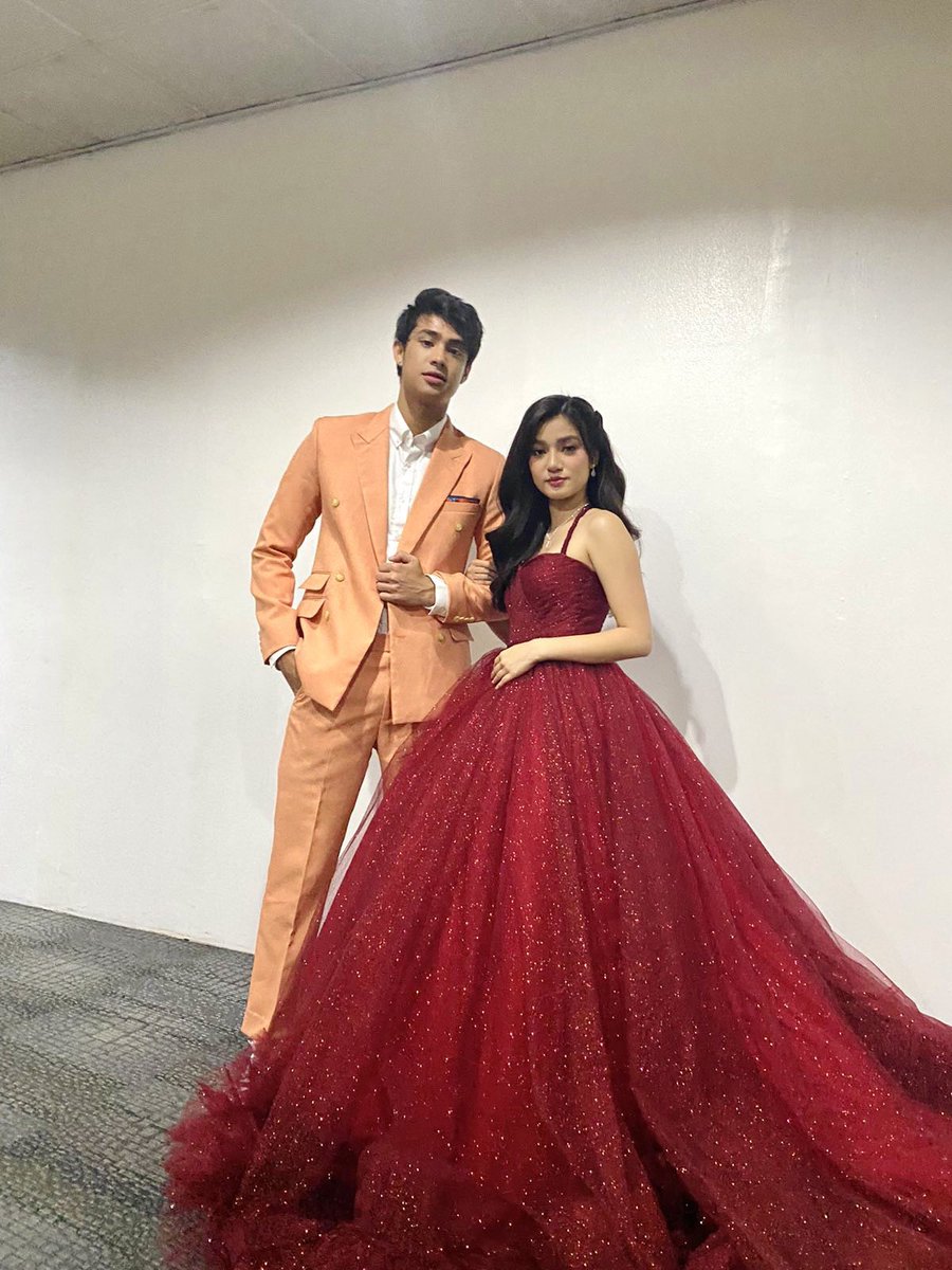 DonBelleOFC's tweet photo. Screams PERFECTION AND ROYALTY! 

JingleBELLE WithDONNY

#DONBELLEParaSaIsatIsa 
#ABSCBNChristmasSpecial2021 https://t.co/Fd90uy7ZSj