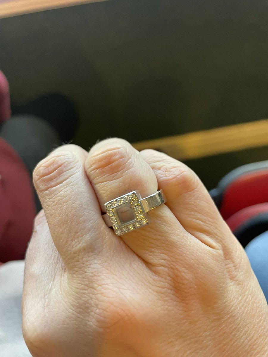 Lorijarvo's tweet photo. @Chopard definitely not happy - diamond out of my Happy Diamonds ring has gone. No idea how this can happen but I’m totally devastated 💔😭! Please can someone contact me to discuss how we can sort this. https://t.co/7LYVMdh6qW
