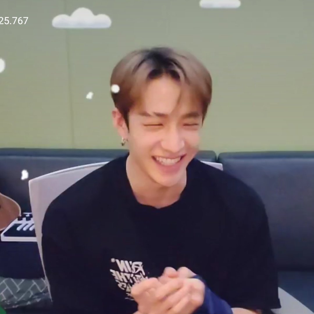 straykidsxzone's tweet photo. tener días difíciles y q al final de la semana bang chan esté esperándote con una sonrisa y una canción, con risas y abrazos, no se trata de depender emocionalmente de alguien, se trata de saber q él está de alguna manera, xq quiere y xq lo siente. gracias x ayer x hoy y x mañana https://t.co/YSg5pZDFmG