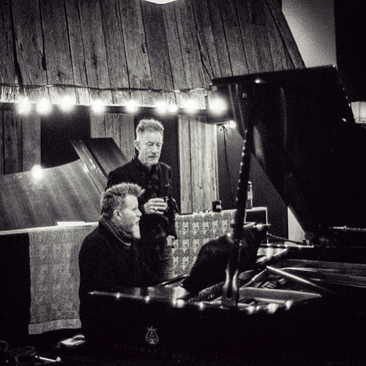 Our 7th most-read story of 2021: A profile of pianist-performer-producer @mattrollings88 on his beautiful album with friends such as @LyleLovett @WillieNelson @AlisonKrauss @lukasnelson, and his journey with Lovett, @MarkKnopfler @M_CCarpenter & more: soulcountry.net/post/matt-roll…