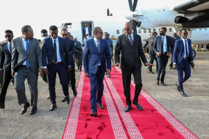 MoInfosws's tweet photo. Somali PM @MohamedHRoble lands in #Baidoa to participate in the 3rd anniversary of President Abdulazez administration. Mr @MohamedHRoble was warmly recieved by South West community led President @Laftagareen. https://t.co/tcSQT7eVGl