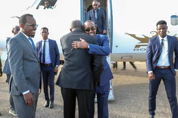 MoInfosws's tweet photo. Somali PM @MohamedHRoble lands in #Baidoa to participate in the 3rd anniversary of President Abdulazez administration. Mr @MohamedHRoble was warmly recieved by South West community led President @Laftagareen. https://t.co/tcSQT7eVGl