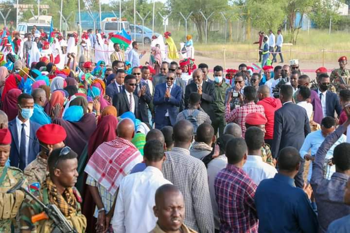 MoInfosws's tweet photo. Somali PM @MohamedHRoble lands in #Baidoa to participate in the 3rd anniversary of President Abdulazez administration. Mr @MohamedHRoble was warmly recieved by South West community led President @Laftagareen. https://t.co/tcSQT7eVGl