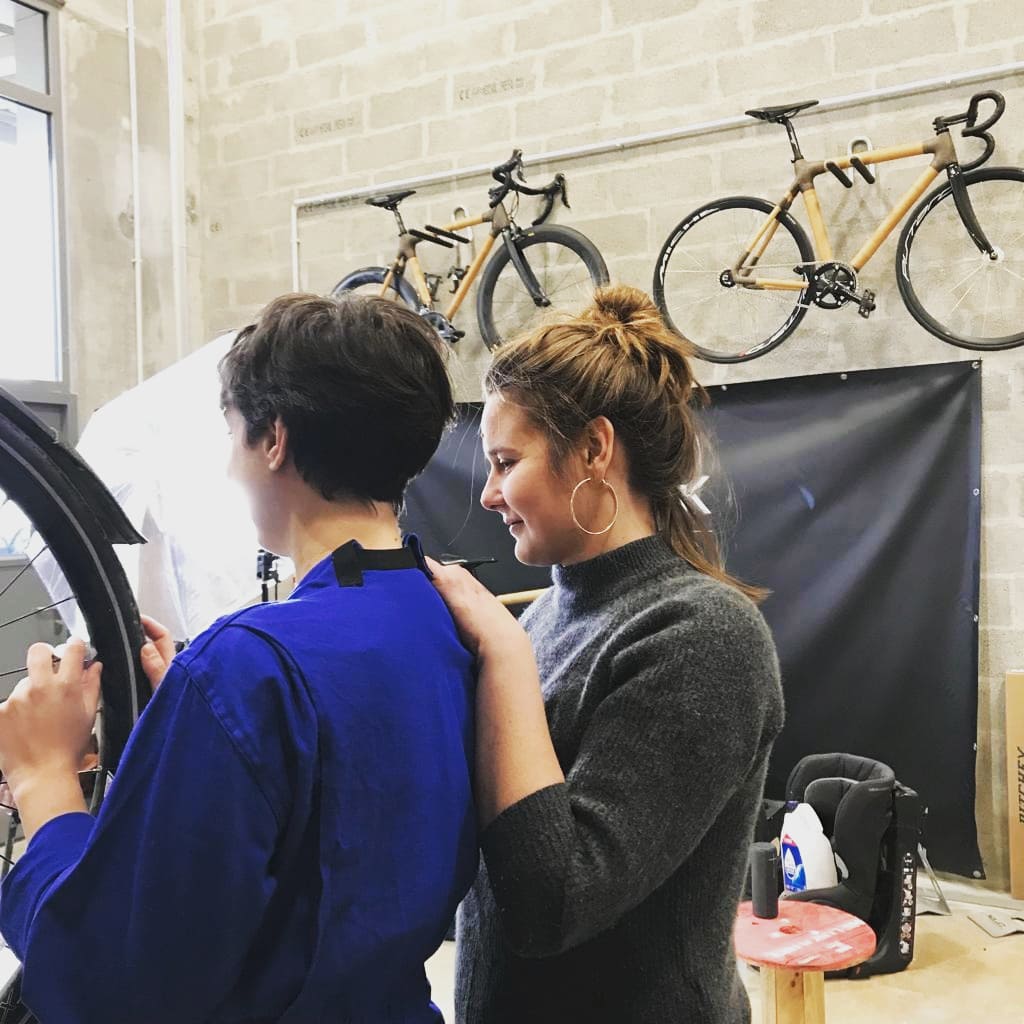 eveCoton's tweet photo. En prévision de notre crowdfunding pour le Ponyo Café Vélo, on a fait des photos pro ce matin, c'était trop chouette, j'ai hâte de vous les montrer !
Photographe : Laure Hemmer
Local : @Cyclikbike
Et on a une nouvelle associée... 😌💪🚲
#cafevelo #PonyoCafeVelo #solutionvelo https://t.co/fgVY8x8oG4