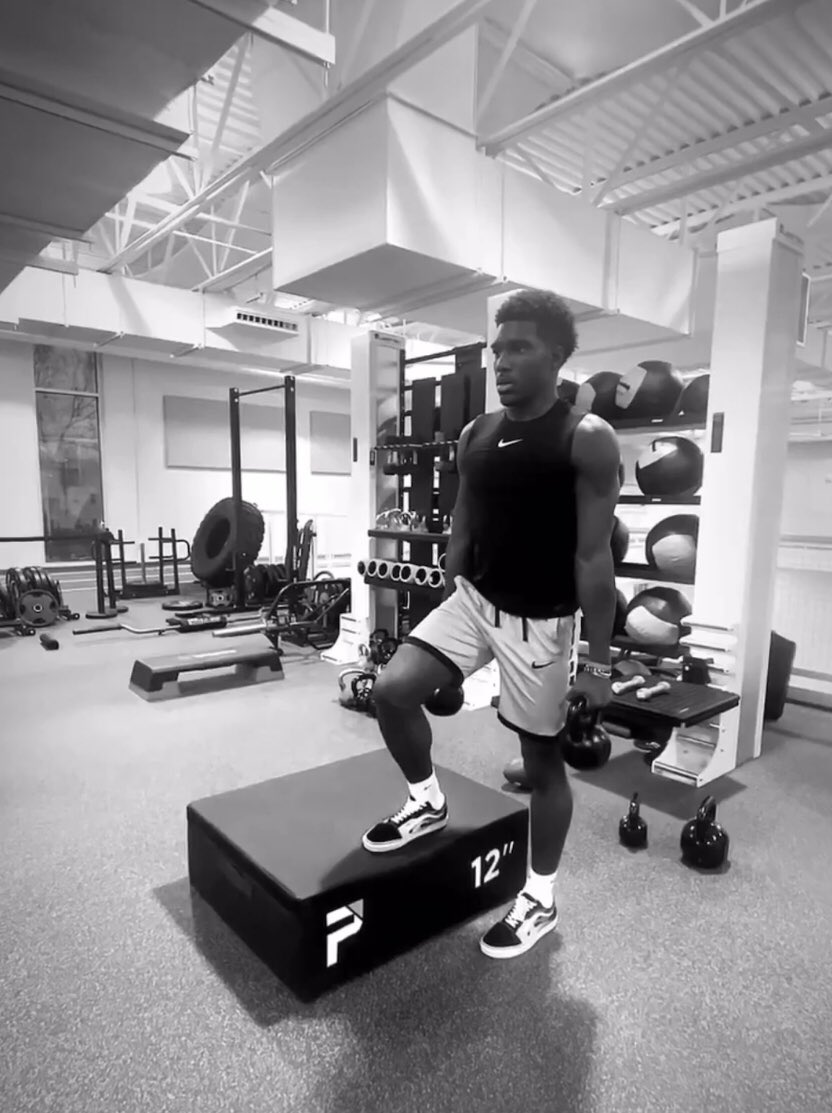 KeShonSingleton's tweet photo. cut off t’s, hoop shorts &amp; vans all off-season.😂 #workhard #remainhumble #thinkBIG #trust #trans4orm #t4 @DaytonBurnett https://t.co/aM8f5T4ld9