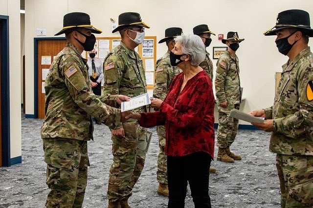 1stCavalryDiv's tweet photo. Yesterday the 1st Cavalry Division Band received Certificates of Appreciation from Mayor T.J. Monroe for the band’s support during the Lampasas Holiday Parade.
We are so proud of how you represent the Division, keep up the great work!
#PeopleFirst #FirstTeam #CAVBAND https://t.co/JwQEJhnkpH
