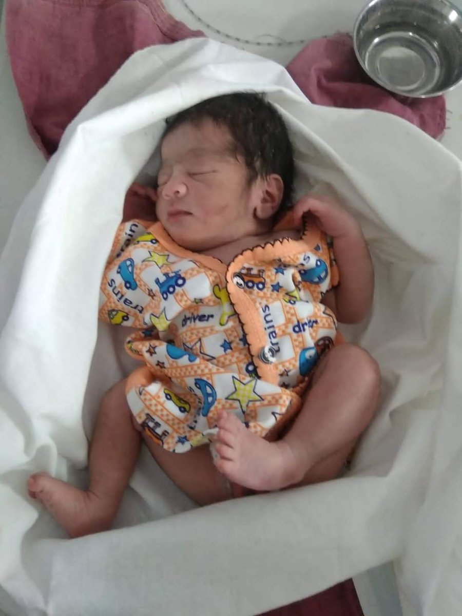 bastaria_sanjay's tweet photo. घटना पर विश्वास मुश्किल है-

छत्तीसगढ़ के मुंगेली में माँ-बाप ने नवजात को घास के ढेर में फेंक दिया, पास में एक और माँ थी श्वान(कुत्ते) के रूप में..कड़कती ठंड में श्वान ने उस नवजात की अपने बच्चों के साथ रात भर देखभाल की..सुबह गांव वालों को जब बच्ची मिली तो उस पर एक खरोंच भी नही थी https://t.co/WOHPKpWFkT