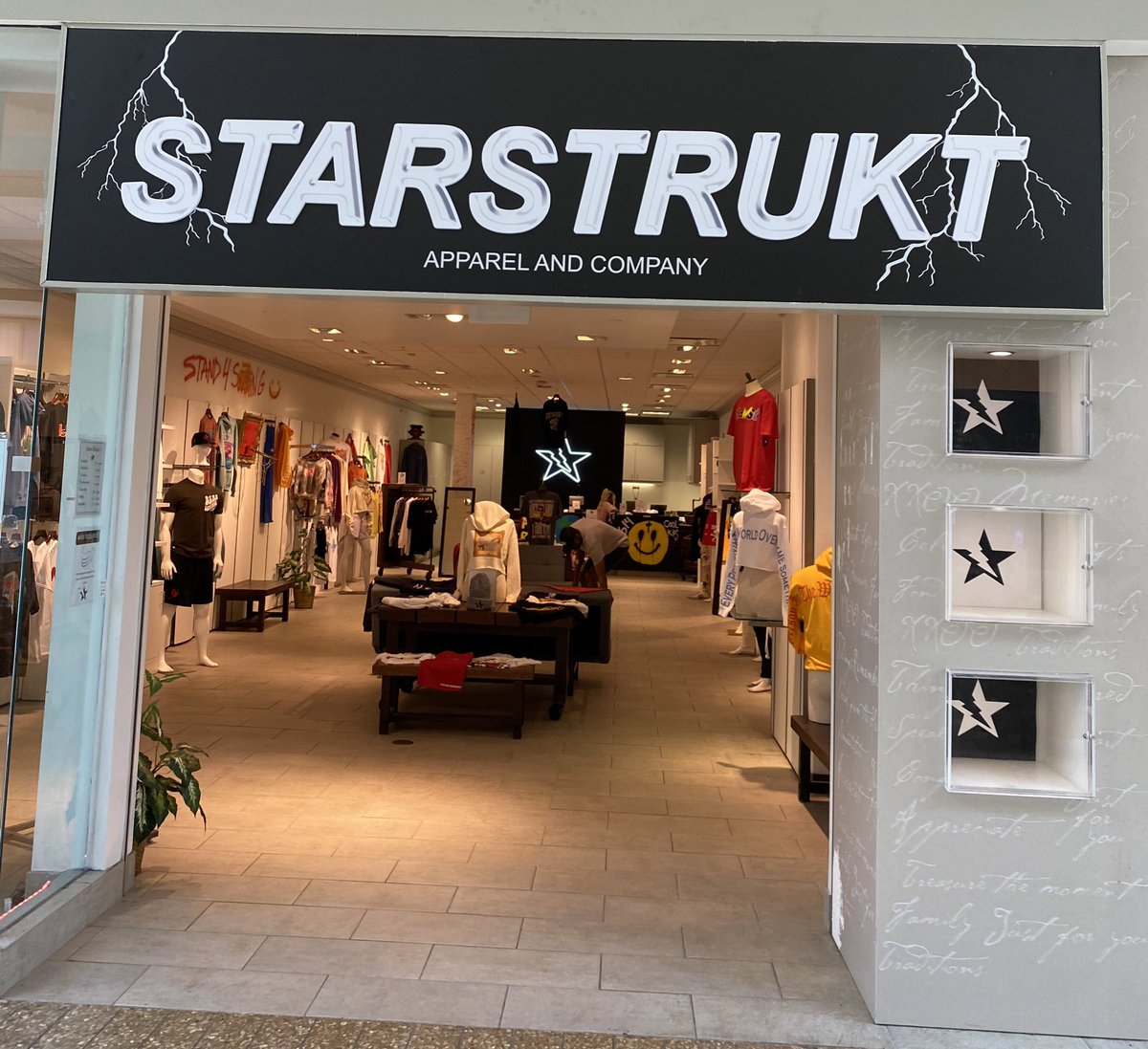 starstruktapprl's tweet photo. @ColsUnderground @EastonTownCtr @wexarts @LandGrantBeer @HighBankDistill Pull up from 12-7 @ tuttle mall upstairs across from solestop614 !!! https://t.co/WKzolqgBIS