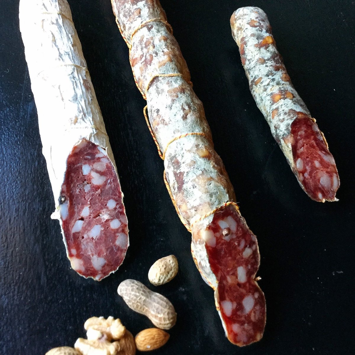 Este es nuestro tridente de oro. Piedra fundamental d nuestras picadas: salame quintero, salame ahumado, chorizo seco. El 22/12 repartimos en CABA y AMBA nuestras cajas d fiambres artesanales d campo. Comida y regalo de navidad solucionado. Pedidos x DM o WhatsApp al 11-6443-2014