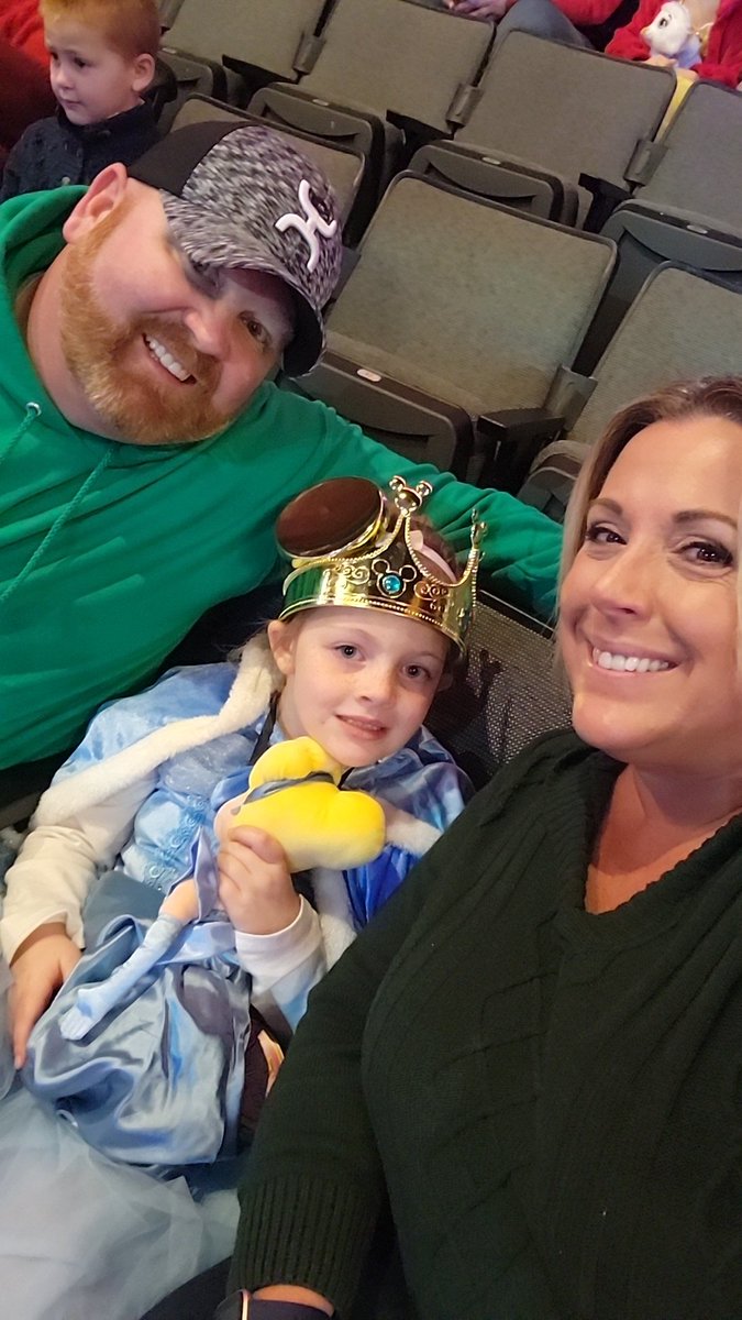 athompson7880's tweet photo. #disneyonice https://t.co/V3vTA0RDKd