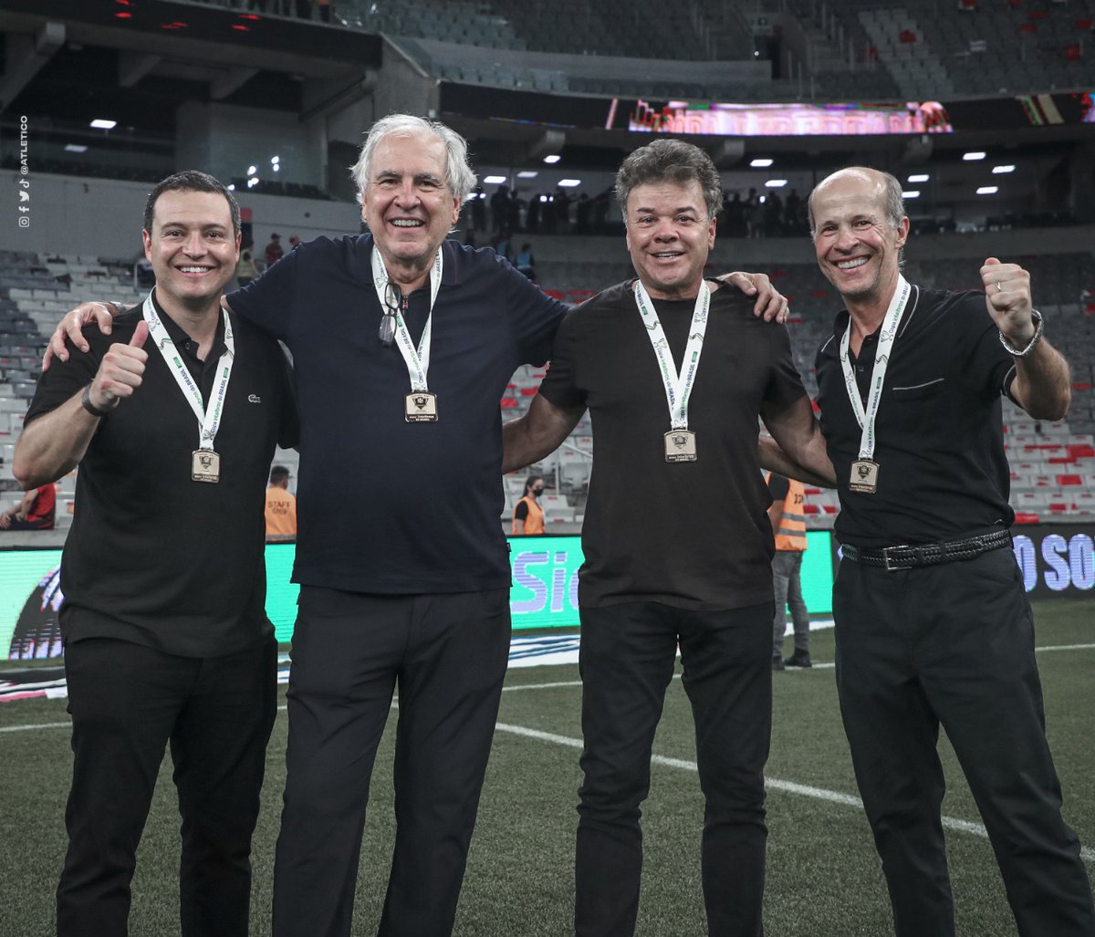 Atletico's tweet photo. 🐔 É a tropa do Galão! 🥇

🏆🏆 #oGaloCopou #BicaBiCAMpeão https://t.co/myIlo6POAK