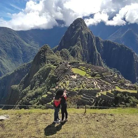 ValichaT's tweet photo. ¡Hola viajeros!, les saluda un amigo mexicano. Les quiero compartir está bonita experiencia de haberle pedido matrimonio a mi novia, que es de Huánuco. Felizmente aceptó y fue así como quedamos comprometidos en la Ciudadela del imperio Inca.
#valichatravel  #matrimoniofeliz https://t.co/aCx8eXK4tX