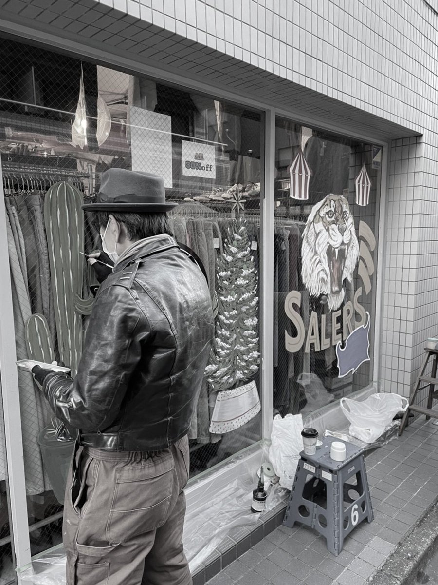 Studio4Tokyo's tweet photo. Window painting 
#handpainted #windowpainting #drawing #windowpainter #doodlestokyo #brushlettering https://t.co/fqzBvHLZIS