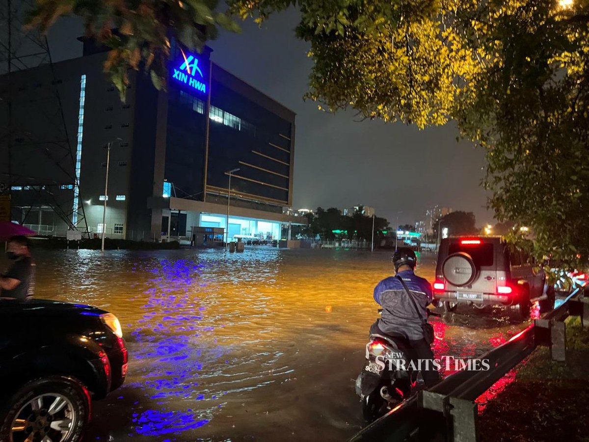 NST_Online's tweet photo. #NSTvisuals Motorists are still stranded in Taman Perindustrian Subang at 11pm due to floods with the rain showing no signs of stopping. 

#StaySafe #Banjir 

NSTP 📸 Aziah Azmee https://t.co/0y9JY5cBzr