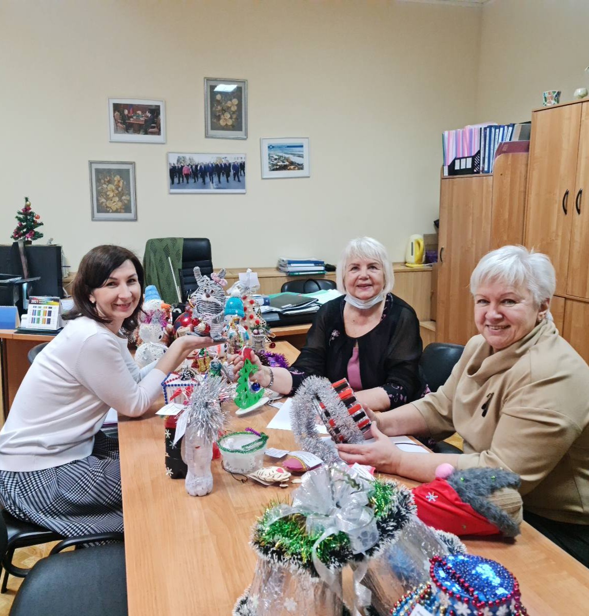 Ежегодно МБУ ДО "ЦДО "Компас и ТОС "Красная Глинка" объявляют  конкурс новогодней игрушки на поселковую елку  2го квартала. ДОУ №78 и Росток , школа № 9 и Клуб Энергетик  представили на конкурс 37 игрушек.  Подведены итоги конкурса. Победители получат дипломы и подарки.