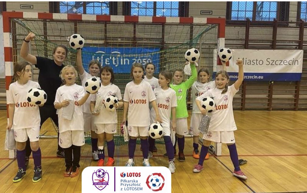 LfaSzczecin's tweet photo. Sobotni turniej na duuuży plusik 💪🔥

Ponad 60 minut gry✔️
5 meczów rozegranych ✔️
Świetna drużynowa gra ✔️
Bramki w każdym meczu ✔️
Interwencje bramkarskie ✔️
Świetna zabawa ✔️

Brawo dziewczyny - jesteście NAJLEPSZE 💜

Piłkarska Przyszłość z LOTOSEM #ppzl ⚪️🔴

#OneTeam 🟣 https://t.co/q8GIs38aap