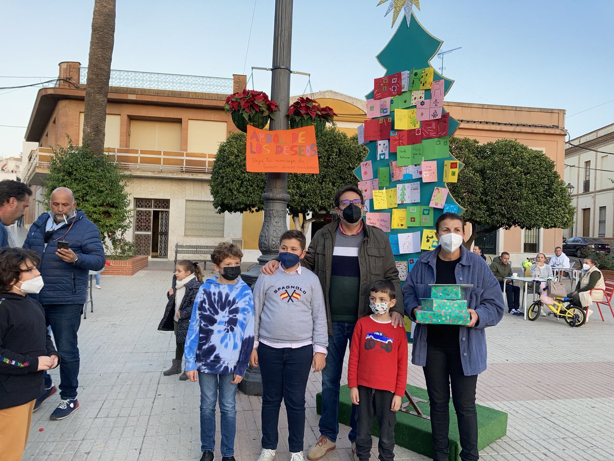 Condavision's tweet photo. Concurso de felicitaciones navideñas para los alumnos del CEIP Lora Tamayo de #Bonares @AytoBonares https://t.co/JjwWDlSFPO