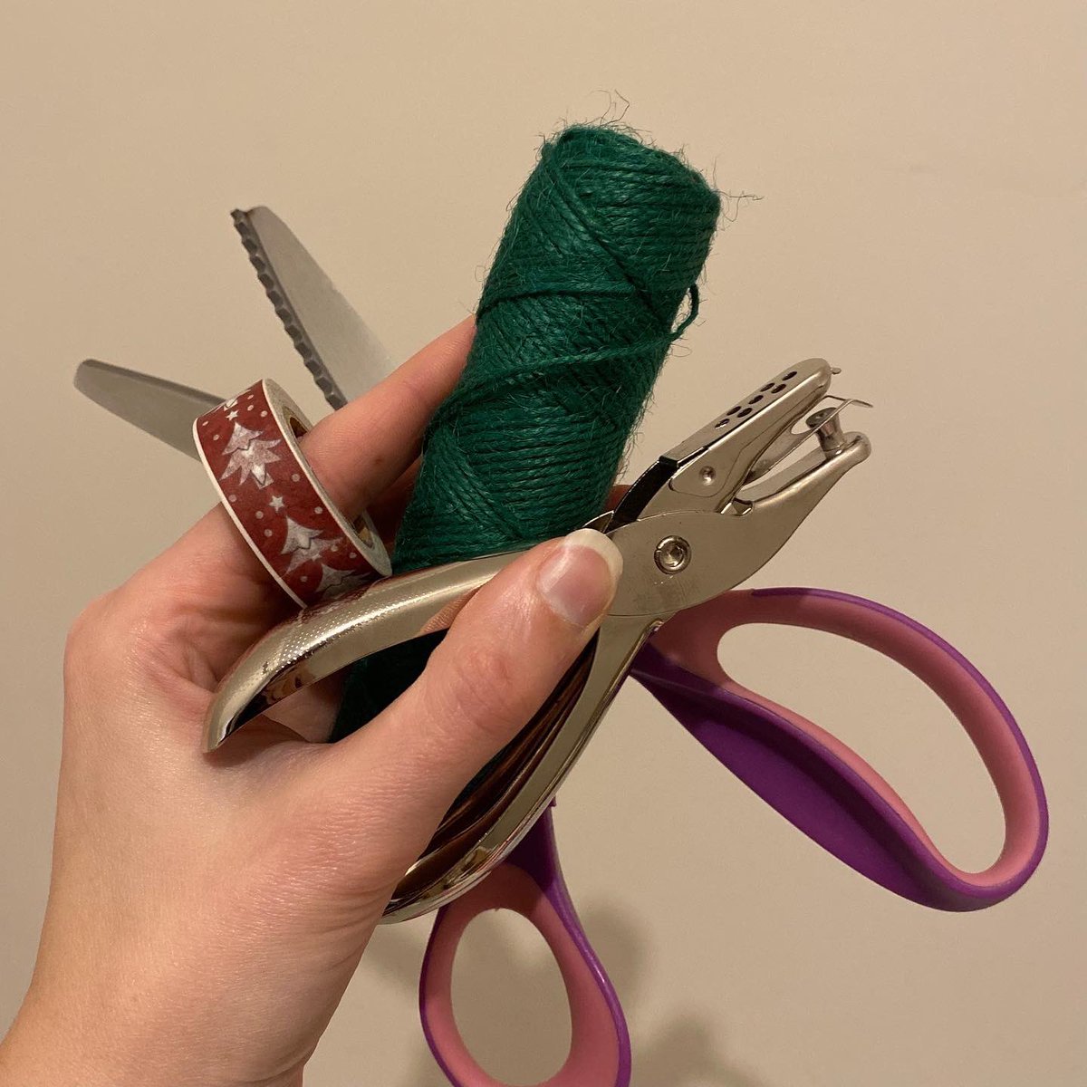 muckykneesgifts's tweet image. Last year’s Christmas cards have now been repurposed as gifts tags 😊👍🏻

Super easy todo, swipe to see what I used 👍🏻

Anyone else do this?

#wrappingpresents #Christmas2021 #christmascards #reuse #reusereducerecycle #craftyfun #SBS #QueenOf #SaturdayMotivation #SaturdayThoughts