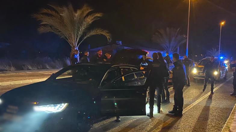 policiaelche's tweet photo. Després de no respectar un semàfor, i per a evitar la prova de #alcoholèmia, el conductor va iniciar una #fugida a gran velocitat sent interceptant, lamentat sol #danys materials
Encara que no comptem amb vehicles tan #potents, existeix una #coordinació entre les patrulles https://t.co/HXKO5FpSFy