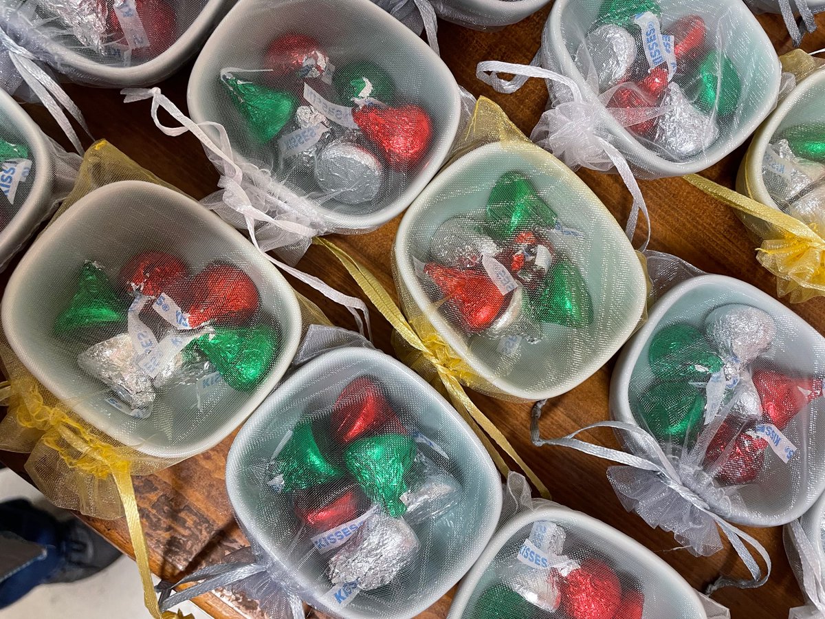 Celebrating the 6th day of Christmas with Hershey Kisses in cute little dishes! 🍫💋 #YourOPHD <a href="/mmAnderson919/">みゆ＠ビジネス</a> <a href="/StacyLBro/">Stacy Brown</a> <a href="/Jonathan_Vega05/">Jonathan Vega</a> <a href="/tofablue/">Tofa</a> <a href="/M5Lorie/">Lorie M</a> <a href="/SarahFarrellTHD/">Sarah Farrell</a>