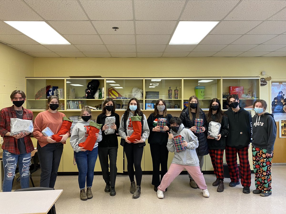 gbhsjg's tweet photo. Our group was so grateful to receive a $1,500 grant from @takingitglobal to support those in need during the holidays☺️ 
Because of this grant we were able to buy grocery store gift cards,socks, hats,hygiene packs, and more to be delivered to teens in our area over the holidays🎄 https://t.co/DBA4N0QQEJ