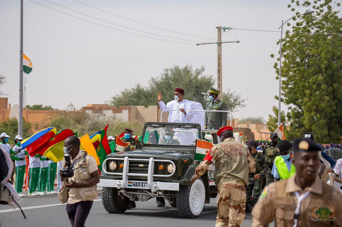 first_niger's tweet photo. Quelques images de l'arrivée du Président de la République S.E.M Mohamed Bazoum, au défilé Militaire et civil ce matin à l'occasion du 63ème anniversaire de la Fête de la République à #Diffa.
#firstniger #diffanglaa https://t.co/OjKbEC2CLZ