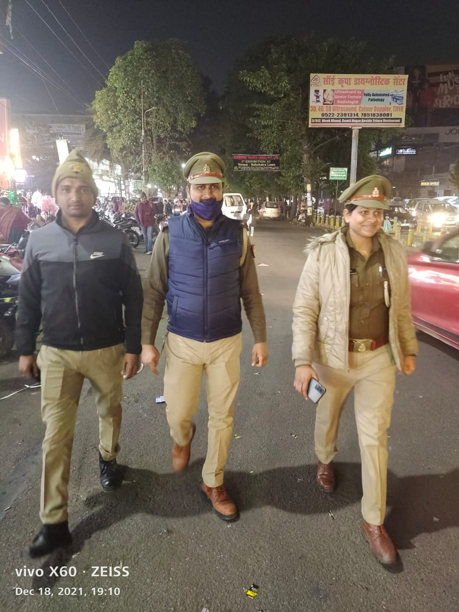 east_dcp's tweet photo. #CPLko @dhrubathakur के मार्गदर्शन एवं #DCPEASTLKO @AmitKAnandIPS के निर्देशन मे अपराध नियंत्रण एवं सुरक्षा व्यवस्था के दृष्टिगत पूर्वी जोन के थाना/चौकी प्रभारियों द्वारा पुलिस बल के साथ सार्वजानिक/महत्पूर्ण मार्गो, बाजारों, चौराहों पर पैदल गस्त की गई।
#UPPolice
#lucknowpolice https://t.co/LVa3EKFRCP