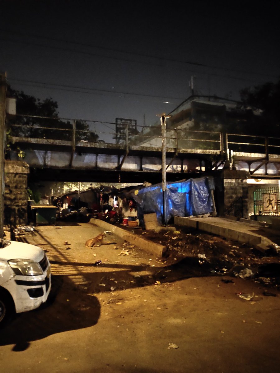 mumbaimatterz's tweet photo. What a Horrible Mess..

Just saw this near KingsCircle, behind Telephone exchange near Shanmukhanada Auditorium... 
The entire road under the railway bridge is taken over by slums.  

It can even turn into a Security Issue...

@mybmcwardFN.. @drmmumbaicr @rpfcr https://t.co/XsKQFzecXi